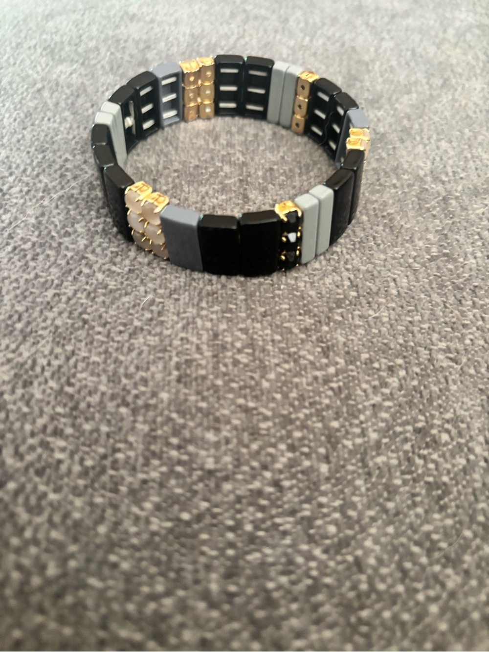 🌸 Modern Black and Gray Tila Bead Stretch Bracelet 🌸 - Picture 3 of 5